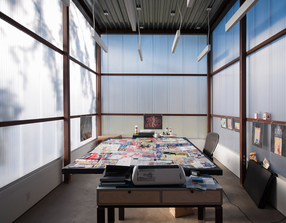 office built with polycarbonate for proper daylight in